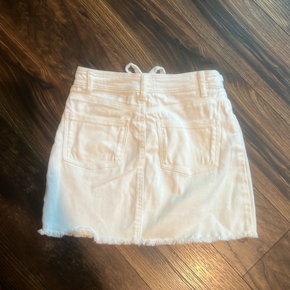 Super cute white denim mini skirt size 0 by BB Dakota - Picture 4 of 4